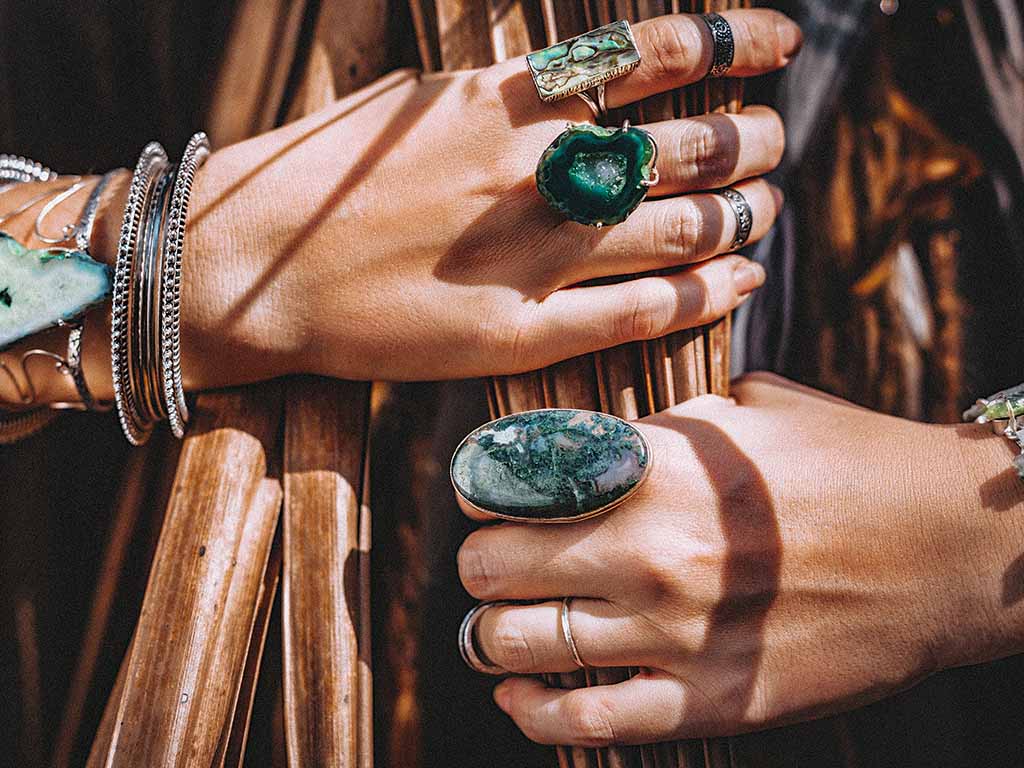 I gioielli con pietre naturali sono perfetti per valorizzare ogni outfit. Ecco come creare abbinamenti unici ed esaltare il tuo stile.