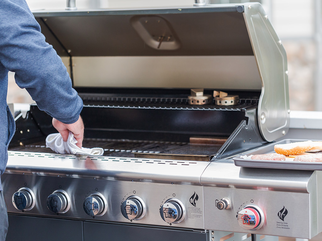 Come pulire la griglia del barbecue in metà tempo? Ecco alcuni preziosi suggerimenti per riuscirci e goderti sempre le tue grigliate.