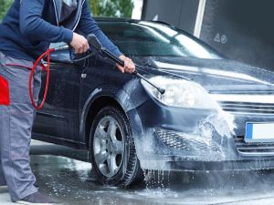  Prima di lavare l’auto in inverno, è utile fare un prelavaggio con un getto d’acqua