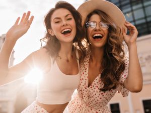 In estate per vestirsi comode bisogna scegliere i tessuti giusti