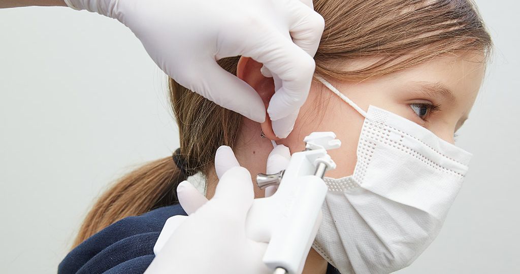 Fare i fori alle orecchie da bambina