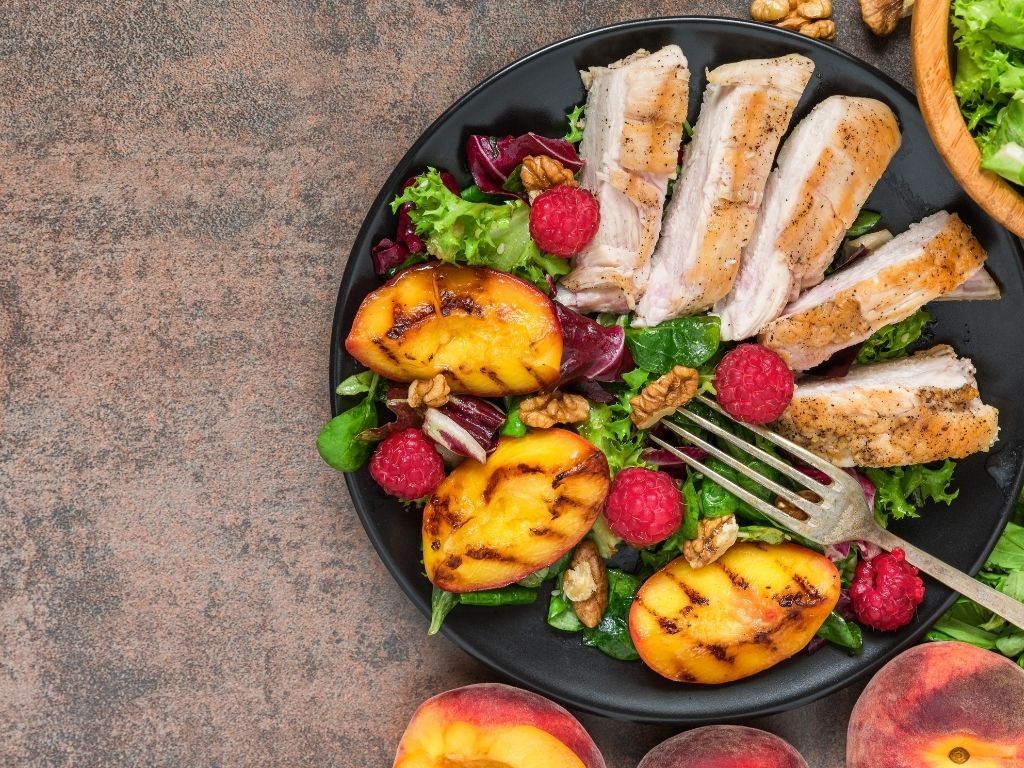 Come organizzare la pausa pranzo d’estate senza appesantirsi: cosa scegliere, cosa evitare e accorgimenti pratici per restare leggeri ed energici.