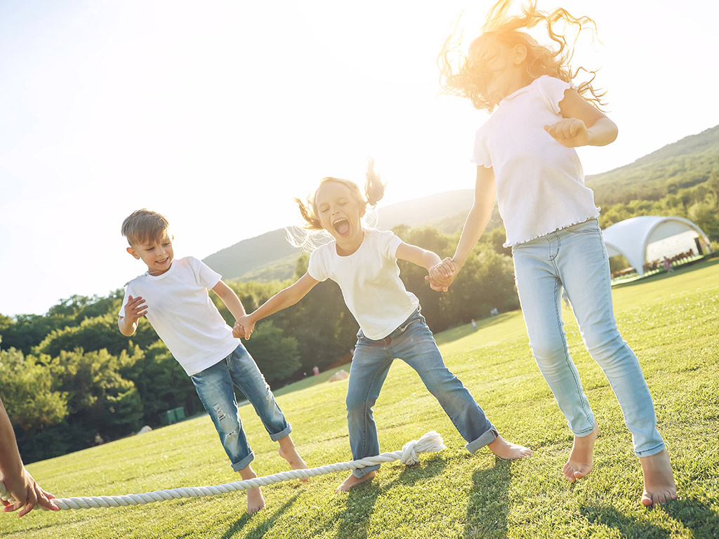 Guida pratica su come vestire i bambini in estate: tessuti giusti, colori da preferire, errori da evitare e consigli per risparmiare senza rinunciare al comfort.